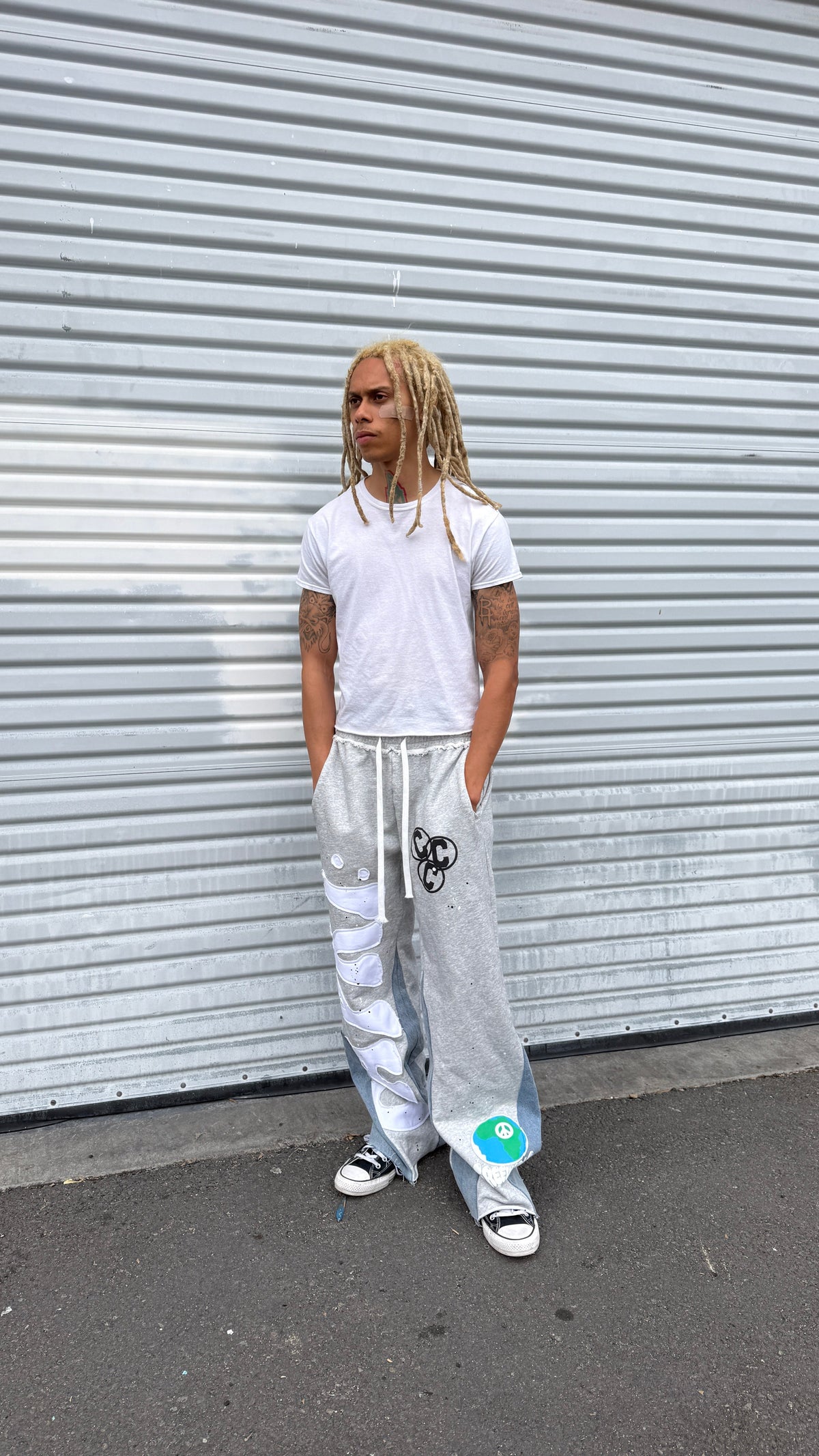 FLARED DENIM SWEATS WITH POCKETS.