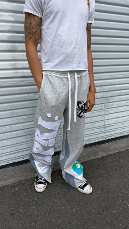 FLARED DENIM SWEATS WITH POCKETS.